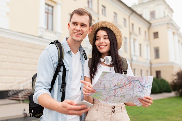 Photo cute young couple enjoying vacation