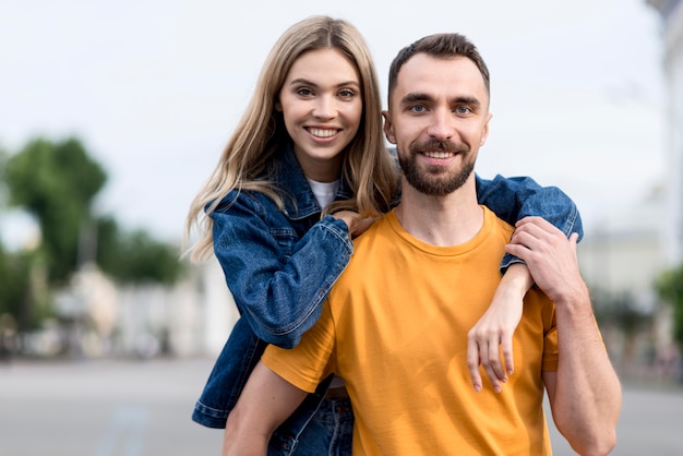 Photo cute young couple medium shot