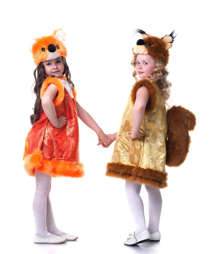 Photo cute young friends posing in carnival costumes