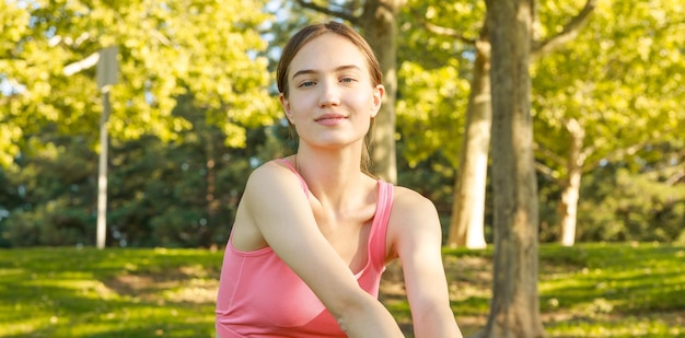 写真 マットの上に座って、カメラを見ているかわいい若い女の子