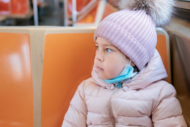 Photo cute young girl on the train in nyc