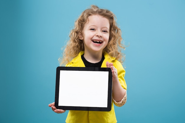 Photo cute young girl with tablet
