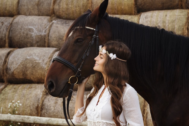 かわいい若い女性と彼女の美しい馬