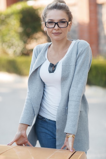 Foto ritratto di giovane donna carino all'aperto