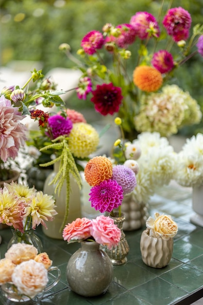 Фото Срезанные цветы на столе на открытом воздухе
