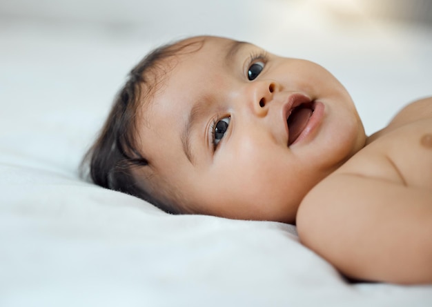 확실히 귀염둥이 파이 집에서 침대에 누워 있는 사랑스러운 아기 소녀의 샷