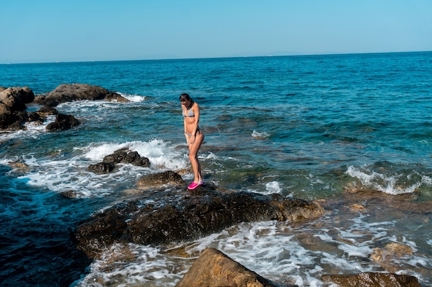 海の夏の時間で楽しんでいるキューティー少女