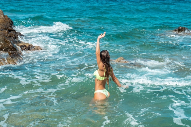 海の夏の時間で楽しんでいるキューティー少女