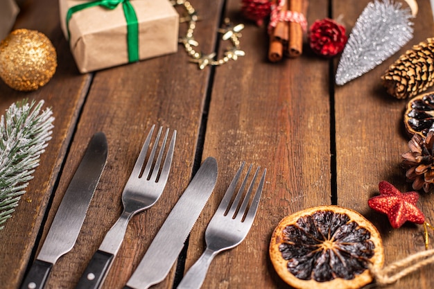 칼 붙이 축제 테이블 설정 크리스마스 포크 나이프 테이블 복사 공간 음식에 새해 식사