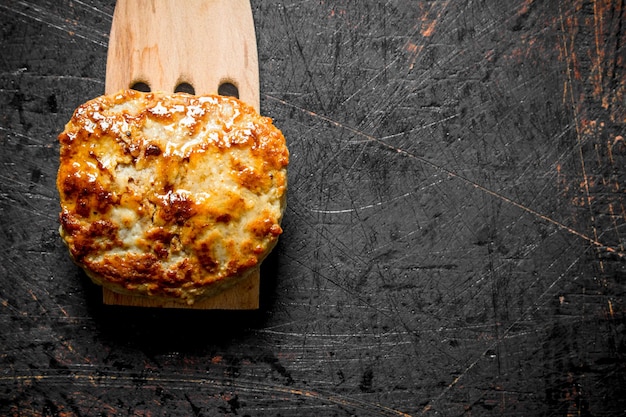 Foto cotoletta su una spatola di legno