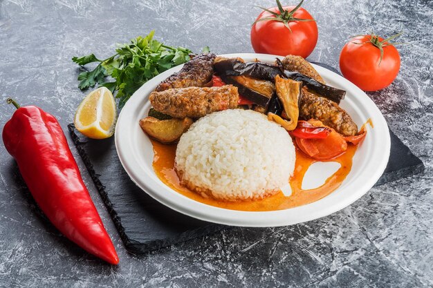 Foto cotolette con melanzane e altre verdure e riso in un pranzo al sacco