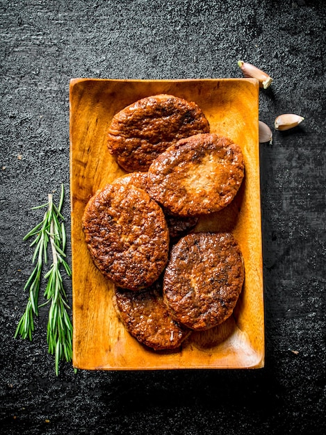 Cutlets with rosemary and garlic cloves