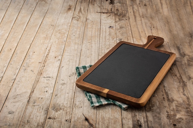 写真 まな板のモックアップと木製のテーブルの上の緑のテーブルクロス