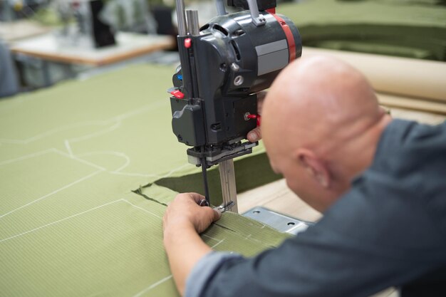 Foto taglio di tessuti tagliati nella produzione per cucire vestiti