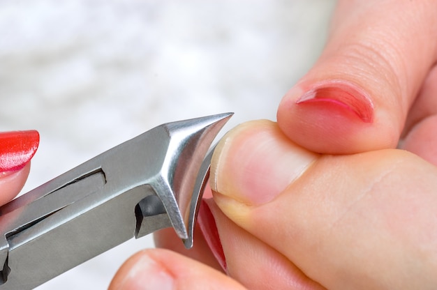 Cutting fingernail with clipper