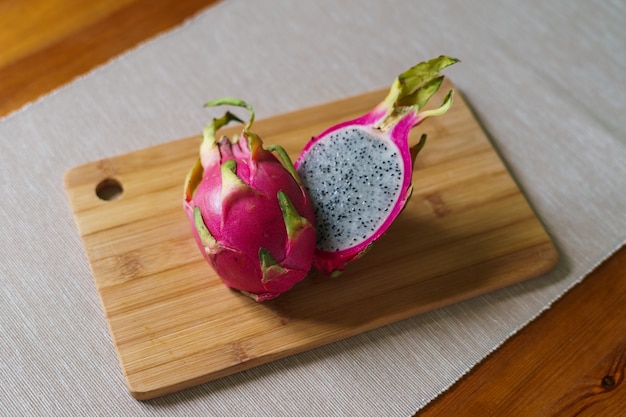 Foto taglio di pitaya o dragon fruit fresco sulla tavola di legno