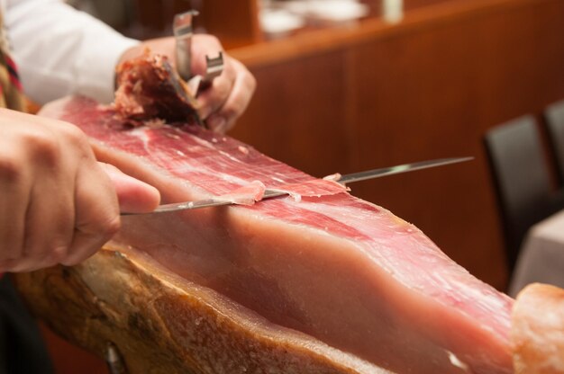 Jamon Serrano 전통 스페인 햄 자르기