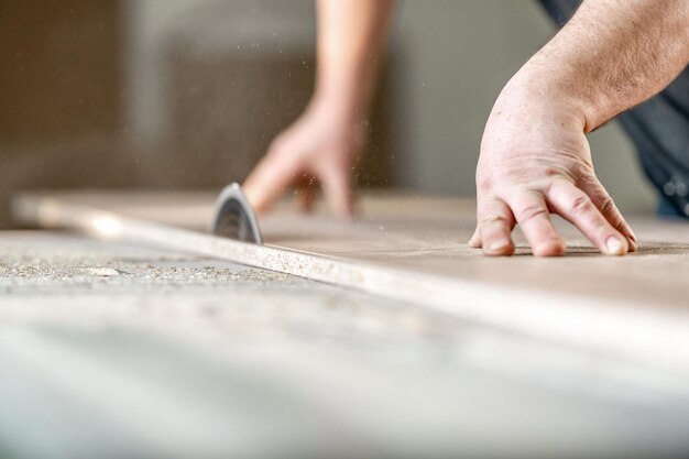 Cutting laminate for the production of furniture on a circular saw