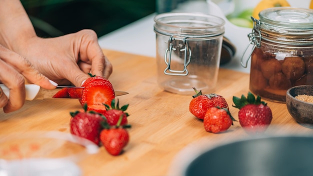 Foto taglio delle fragole in cucina conservazione di conserve di frutta casalinga