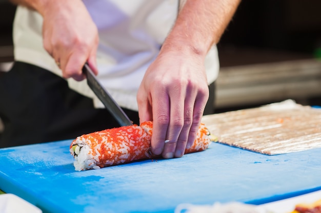 Cutting sushi into pieces