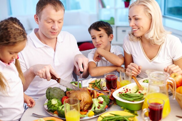 Foto taglio tavola con la famiglia succo di celebrazione