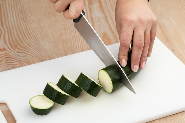 Фото Нарезка овощей с кухонным ножом на доске