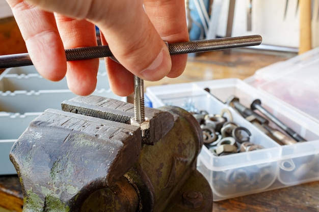 Cutting thread nuts with machine tap