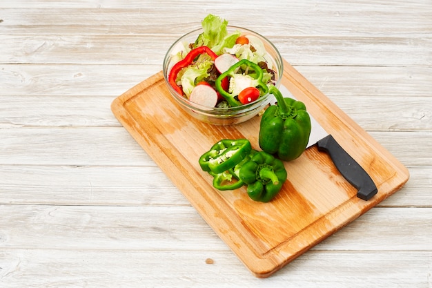 Foto tagliare le verdure per insalata