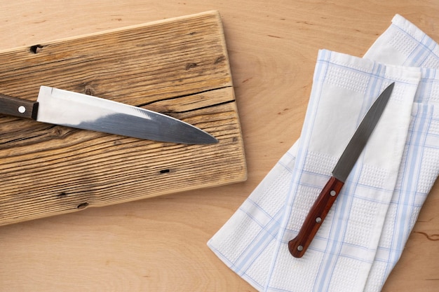 Foto tagliere in legno e coltelli da cucina