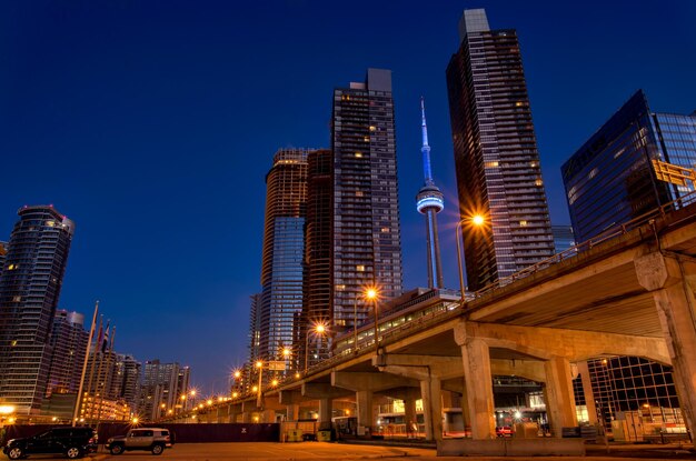 Foto torre cv tra gli edifici di notte