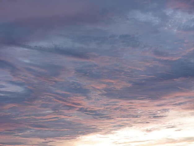 사진 부드러운 하이라이트와 함께 시안 색의 구름