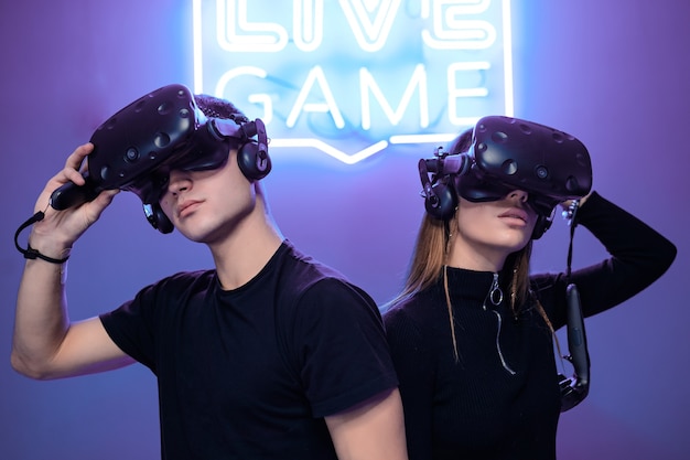 Cyber battle nella realtà vr. suonare in una stanza al neon. foto di alta qualità