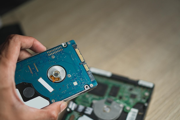サイバーデータ攻撃のコンセプト 壊れたラップトップ クラッシュ マザーボード メモリ ハードディスク 電子ハードウェアの問題