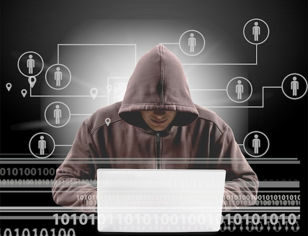 Cyber hacker met behulp van laptop op donkere achtergrond met pictogrammen