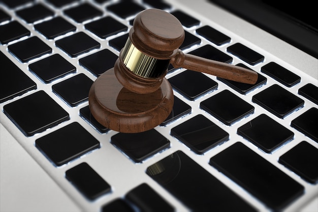 Фото Концепция кибер-права с 3d-рендерингом судьи молотком на клавиатуре компьютера