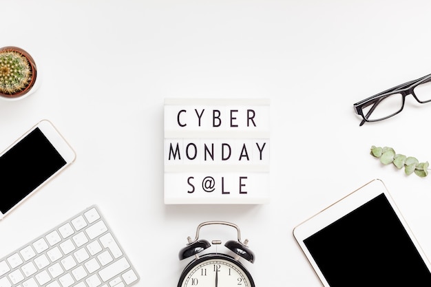 Текст по электронной почте Cyber ​​Monday on white lightbox