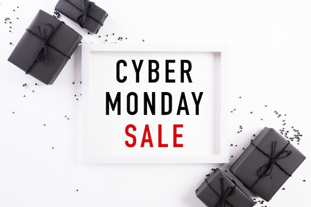 Cyber Monday Sale текст на белой рамке с черной подарочной коробке