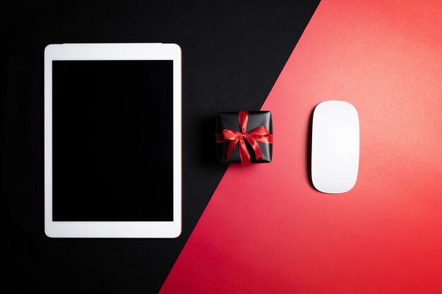 Vendita del cyber monday con mouse e confezione regalo