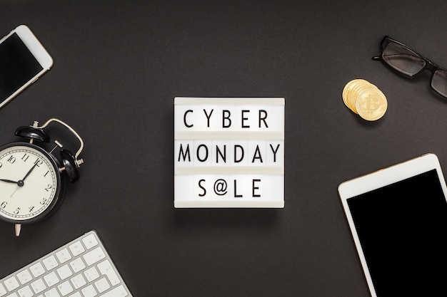 Cyber ​​Monday-verkooptekst op witte lightbox