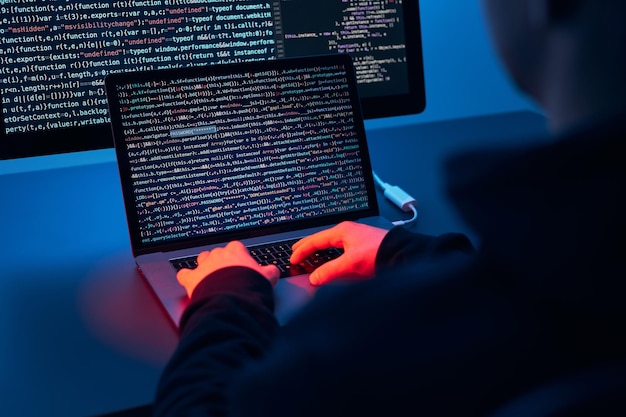 Cyber oorlog hacker breken beveiliging anonieme persoon toegang tot gevoelige gegevens cyber aanval codering