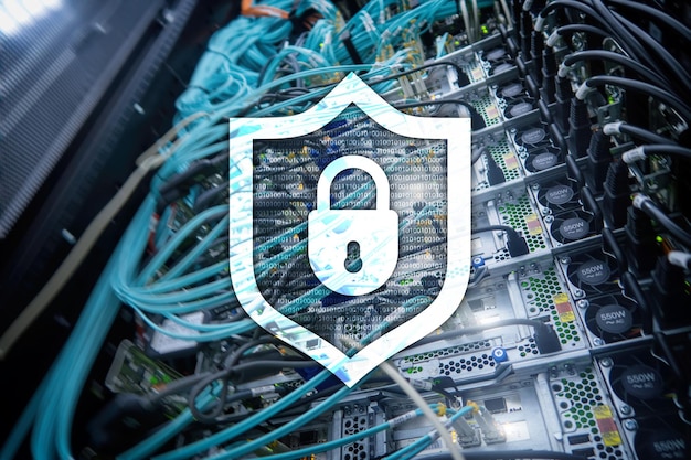 Значок щита киберзащиты на фоне серверной комнаты Информационная безопасность и обнаружение вирусов