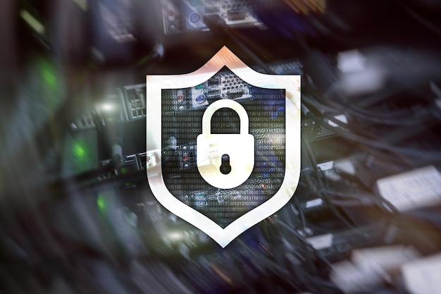 Значок щита киберзащиты на фоне серверной комнаты Информационная безопасность и обнаружение вирусов