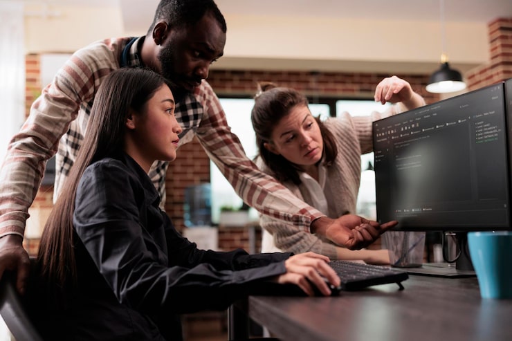 Photo cyber security agency multiethnic team encrypting mainframe database using computing technology. programmers working together in order to solve system breach by developing a firewall advanced software