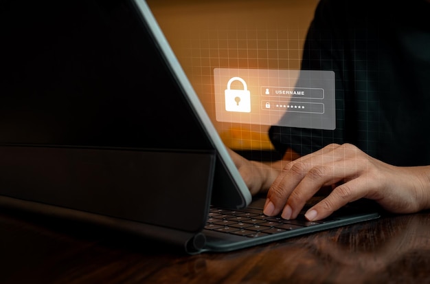 사진 사이버 보안 개념: 디지털 태블릿 또는 노트북 컴퓨터에서 작업하는 동안 가상 화면에서 페이지에 로그인하여 비밀번호를 검증하고 웹 사이트에 로그 인하여 신원 확인