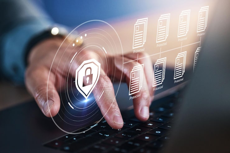 Photo 使用全息圖和安全鎖標誌在筆記本電腦上進行網絡安全手和文件加密,具有隱私入技術和資訊數據庫或檔案控制盾牌編程的人