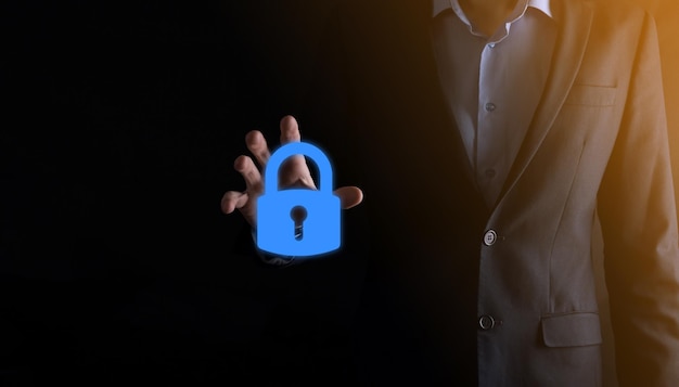 사이버 보안 네트워크 자물쇠 아이콘 및 인터넷 기술 네트워킹 태블릿 및 가상 인터페이스에서 데이터 개인 정보를 보호하는 사업가 데이터 보호 개인 정보 보호 개념 GDPR EU