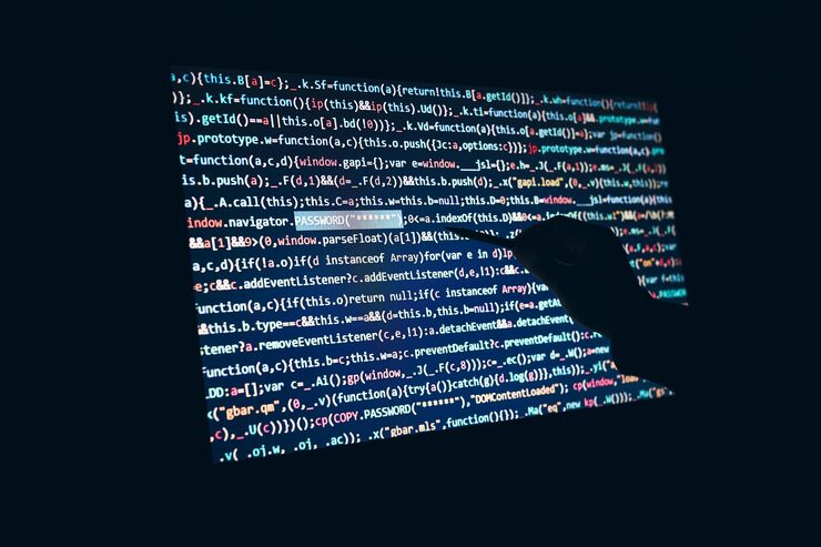 Photo 컴퓨터와 프로그래밍을 사용하여 코드를 해독하는 프로그램 코드를 가진 사이버 보안 스크린 사이버 공격