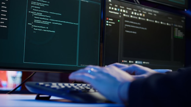 Cybercriminal breekt beveiligingssystemen in terwijl hij zich verbergt in het geheime hoofdkwartier.