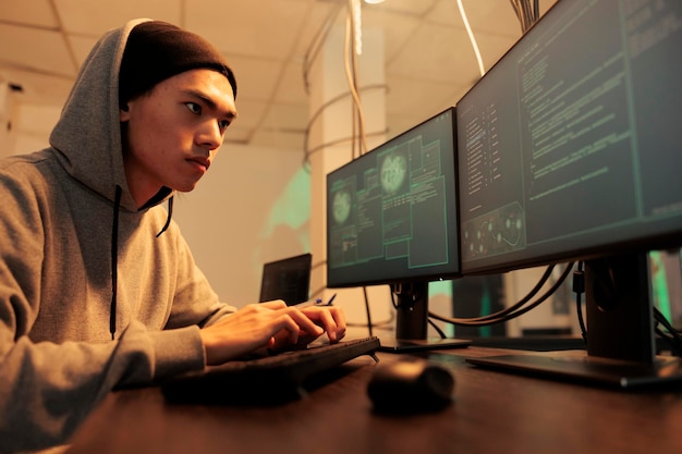 Cybercriminaliteit, computerfraude, manhackingsysteem, codering van malware, stelen van databaseprivacyinformatie. Internetcrimineel kraakt het wachtwoord van de online server en ontwikkelt 's nachts spyware