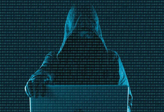 Cybercriminelen hacken systeem achter laptop, digitale binaire code op de voorgrond